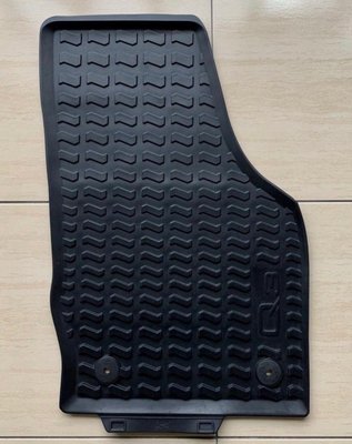 Audi Q3 12-18年 原廠橡膠腳踏墊。另有：行李箱防水墊-橡膠、A4 Avant原廠短毛腳踏墊 0