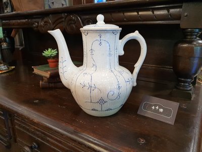【卡卡頌 歐洲跳蚤市場/歐洲古董】比利時老件_BOCH 老哥本哈根 唐草 手繪 老瓷壺 大茶壺 擺飾 P1272✬