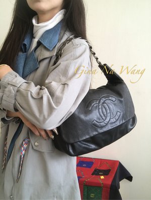 (售出）Chanel vintage 荔枝皮黑灰大logo肩背包
