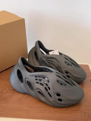 Adidas Yeezy Foam Runner 黑炫彩 灰運動洞洞鞋 鏤空涼鞋 IG5349