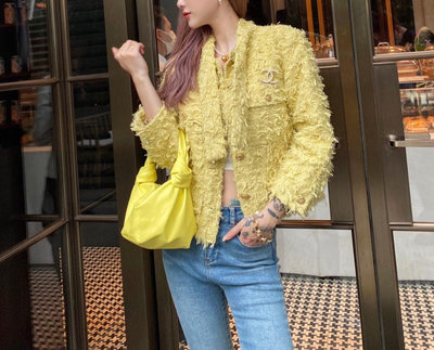 Chanel 經典毛呢外套 大推款 可以從年輕穿到老奶奶的單品，香奈兒出品外套是可以穿一輩子都好氣質的，溫暖溫柔的鵝黃色搭配金色紐扣又氣質又漂亮經典