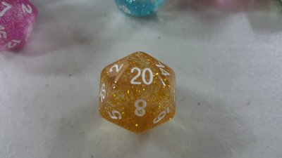 【美】骰子 20面骰子（金蔥金黃色）單顆 適用 寶可夢 桌遊 教學 文具 MTG 刀劍 觀賞 卡拉德許