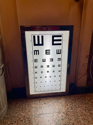 早期眼科醫院視力檢測燈箱 不鏽鋼燈箱 電影道具展店佈置