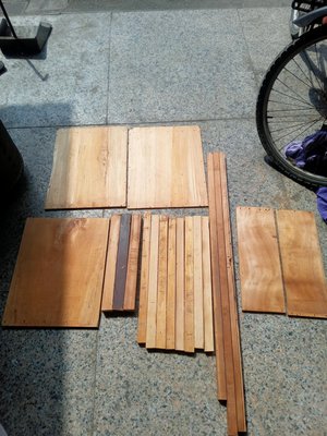 早期的檜木板五塊，角料一吋的十四根，很香，非常希少，