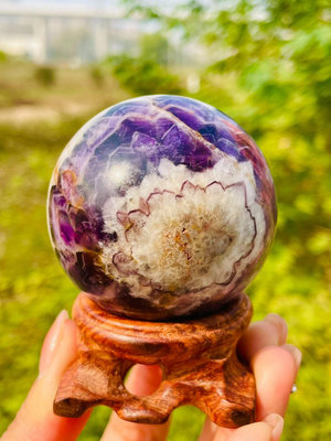 NJ704 天然夢幻紫水晶球擺件 白色紋路圖案清晰 規格54 水晶 原石 擺件【玲瓏軒】