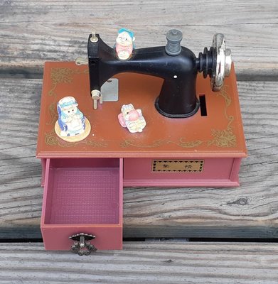 二手~(台灣製) 縫紉機造型 收納音樂盒 旋轉發條音樂盒