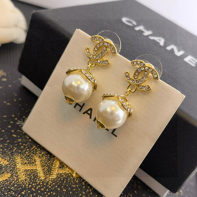 【雯雯代購】Chanel這款設計超級喜歡 香奈兒的山茶花滿鉆珍珠字母耳釘耳環首飾