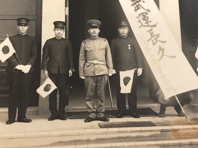 （台灣於抗日戰爭中之角色史料）1930年代，日治台灣，台北州立第三高等女學校男老師應招出征中國（中間穿軍服者，此去應兇多吉少），校長小野正雄率其他教職員送別合影