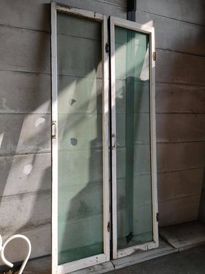 特殊修長 檜木 門 一對 . 好用尺寸 可改玻璃門 或其他用途 . 單片尺寸 196/45/3.5 如圖有兩件 .  U