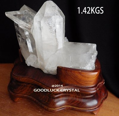 天然原礦骨幹白水晶柱，淨重约1.42公斤，贈底座～约好運到水晶坊（D3_18）