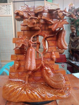 牆壁上的絲瓜與蝸牛 香榧木雕刻 作者：柯金坤