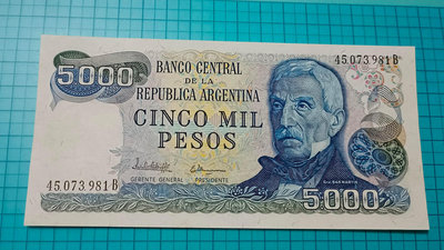 P672阿根廷1982年高額鈔5000PESOS.無折微黃