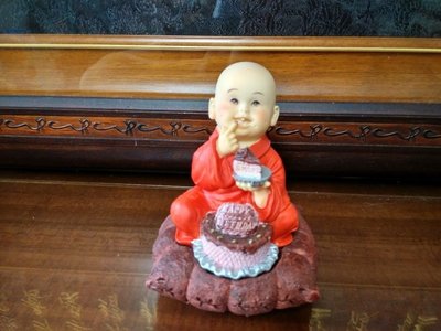 【靜福緣】高級陶瓷製『可愛小沙彌擺件（生日快樂）』80元/ 個  高約10公分 全新庫存特價品