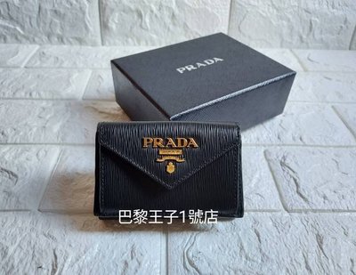 【巴黎王子1號店】《PRADA》Small saffiano 金色 浮雕LOGO 黑色牛皮 三折短夾 1MH021~預購