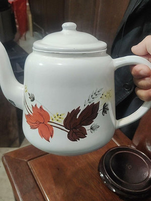 50年上海順風牌搪瓷茶壺一只，能正常使用，有少許掉瓷，詳情見