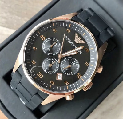 EMPORIO ARMANI 黑色面錶盤 橡膠包覆玫瑰金色不鏽鋼錶帶 石英 三眼計時 男士手錶 AR5905 亞曼尼腕錶