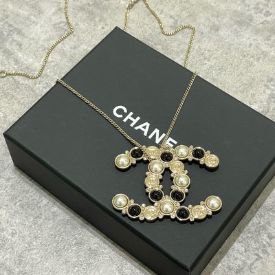 Chanel logo項鍊 黑石 珍珠《精品女王全新&二手》