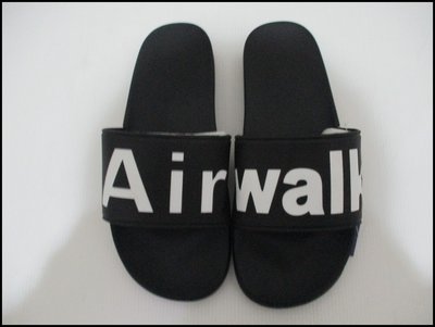 【喬治城】AIRWALK  PU拖鞋 軟底 運動休閒拖鞋 黑色白logo  A825220320