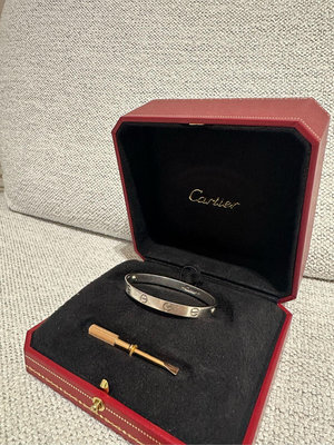 卡地亞  二手 女款 Cartier 18k白金 love 手鐲 手環 尺寸 小號 現貨 親拍、購入可送去專櫃門市拋光  ❤️ 甜 98900
