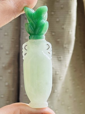 天然A貨緬甸玉 冰陽綠手工雕永保安康翡翠寶瓶/精油瓶 冰辣色瓶蓋 溫潤淡綠瓶身 完美契合手作工