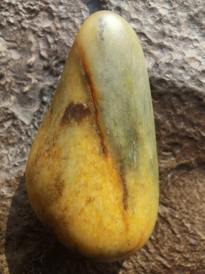 和闐玉籽料原石，黃沁皮點墨青花籽料，有癒合裂，型好，掛件籽，