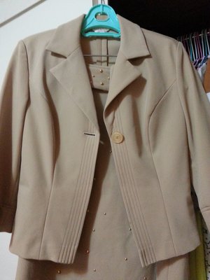 百貨公司設計師品牌HIDESAN海蒂山 秋冬季 駝色/米色 辦公室套裝 外套六分袖+群子 M號