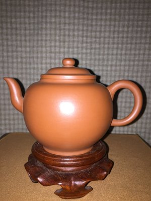 早期紫砂壺---宮燈款式，泥料:老朱泥，獨孔出水，空壺容量約340CC，早期中品壺款