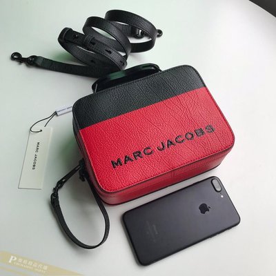 雅格時尚精品代購 Marc Jacobs MJ 新款BOX BAG (黑紅)復古餐盒包 斜背包  美國代購