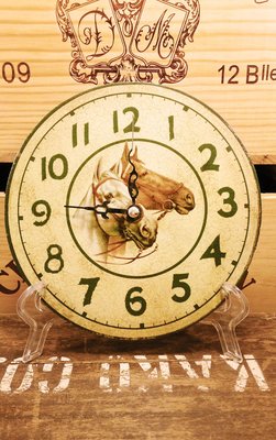 木製圓形馬鐘 : 時鐘 掛鐘 馬 動物 復古 畫 木製 裝飾 居家 家飾設計 收藏 禮品 雜貨
