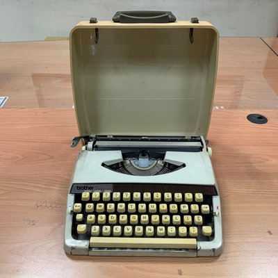 早期收藏 日本兄弟BROTHER機械式英文打字機附盒。