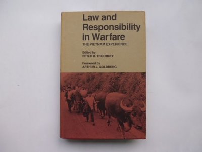 ///李仔糖舊書*1975年英文原版 Law and Responsibility inwarfare=精裝(k502)