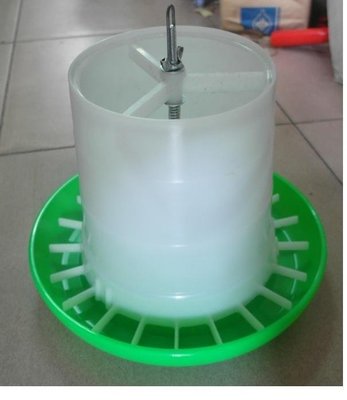 10KG飼料桶 養雞塑膠飼料桶 飼料槽 飼料盆 雞餵食器 雞槽 10公斤~ecgo五金百貨