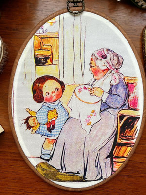 復古純手工番茄湯娃娃多莉娃娃奶奶的叮嚀橢圓掛畫絨布裝飾畫