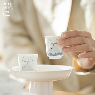 墨己 萬物可愛 手繪鯨魚品茗杯 家用溫馨陶瓷茶杯 玉泥白瓷單杯現貨功夫茶茶具用品