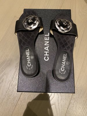Chanel 山茶花黑銀拖鞋