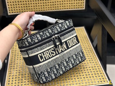 【熱銷】外貿 DIOR新品化妝包 刺繡手提包 很能裝 洋氣包包 旅行必備 配盒