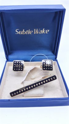 SUBTLE WAKE 黑面領帶夾及袖扣一組含盒子