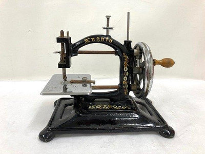 國外手搖古董縫紉機鑄鐵小型