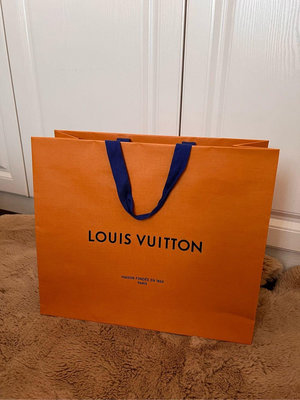 LOUIS VUITTON   LV 紙袋 40*34*16公分。保證專櫃購回。裝Speedy 25的紙袋 。