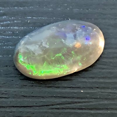 現貨。2.63克拉天然澳洲黑蛋白石。稀有寶石。過15mm。面相完整，有藍綠紫遊彩，綠彩特別強烈。已封礦，挖不出整顆的了。