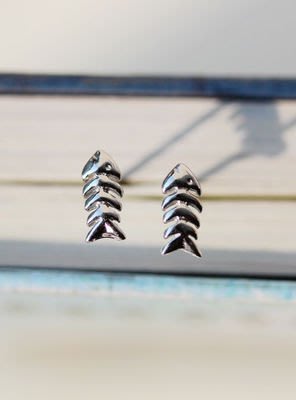 925純銀耳環飾品 立體魚骨頭 劍魚造型 可愛小魚 耳針 耳骨 多耳洞 必備 基本款 ＊╮時尚好物銀飾區 〞
