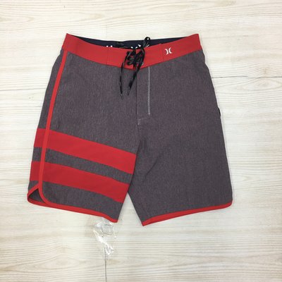 【愛莎＆嵐】HURLEY 男 咖啡+紅色線條造型腰圍綁帶造型短褲/28 11205 09