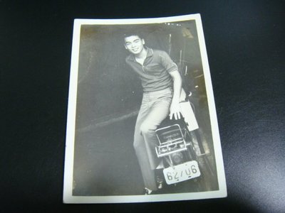 早期男子(喜美機車62706)--黑白老照片一張