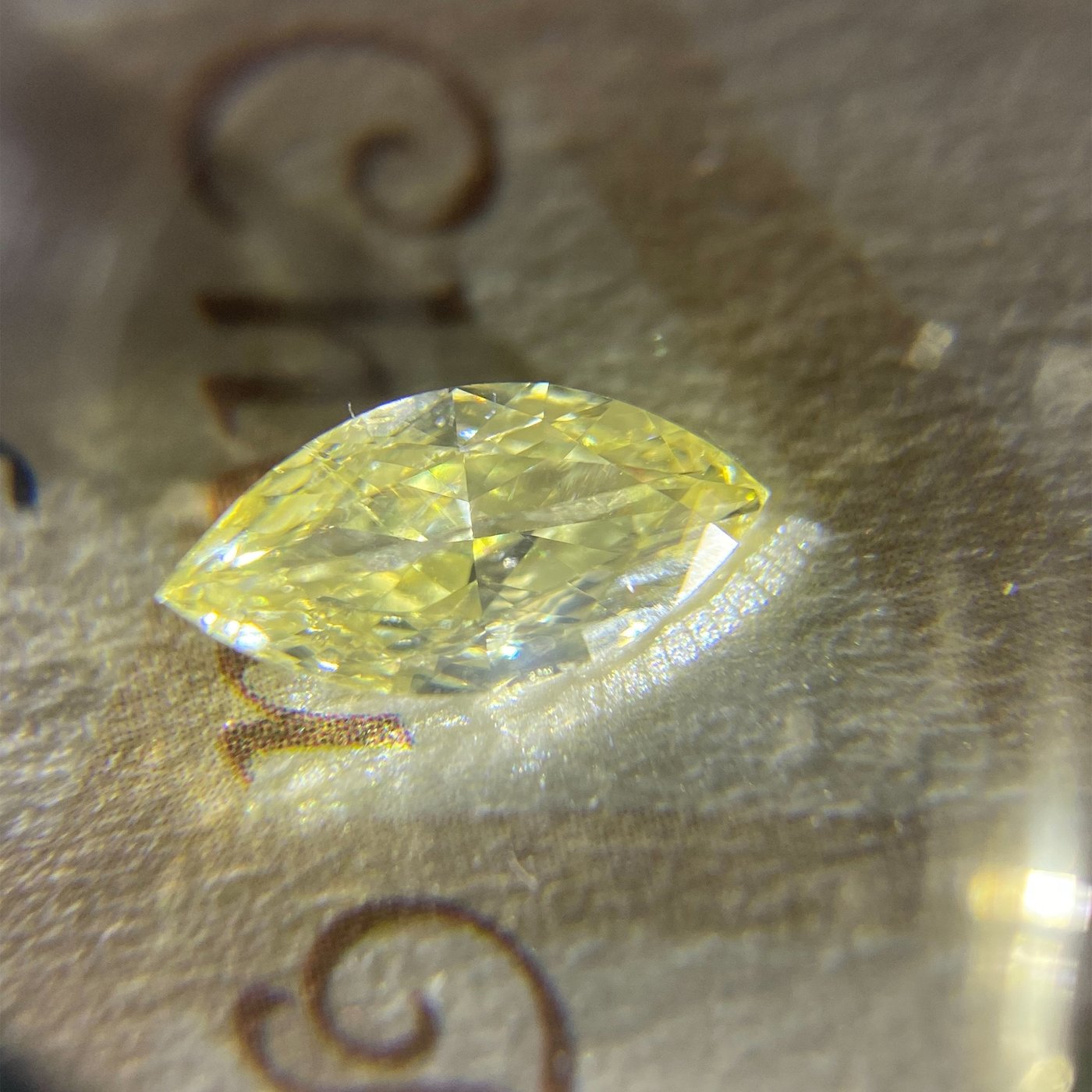 0.091ct Fancy Intense Yellow Green VS-1 taasacco.com