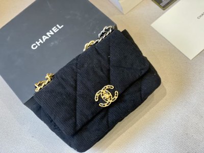 香奈兒Chanel19 bag尺寸: 26cm容量滿足日常需求冬天元素必不可少娛樂圈人手一只 NO129506