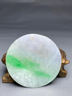 翡翠雕刻掛件翡翠（jadeite） 也稱翡翠玉、翠玉、緬甸玉 是玉的一種 翡翠的正確定義是以硬玉礦物為主的04735