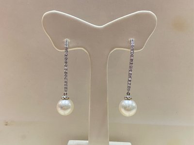 9mm南洋珠天然珍珠鑽石耳環，獨特造型設計款式，超值出清價價25800元，搭配51分華麗天然鑽石，現貨一對