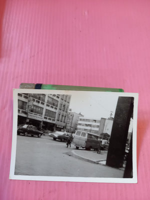 愛國大戲院柑仔店..台灣早期照片( 紀念照    計程車 自動車 現況賣)G  501