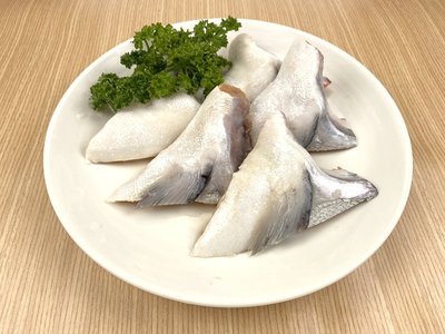 【冷凍魚類】鮭魚下巴(4片)/約355g±5g~豐厚的下巴富含魚肉及膠質，居酒屋必點人氣招牌，只有行家才知道的極致美味