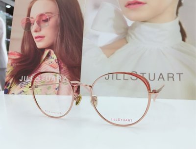 Jill Stuart 閃亮粉紅色鈦金屬鏡框 以亮麗的顏色繪出奪目眼角 讓耀眼的目光中多一分攝人魅力 JS70024